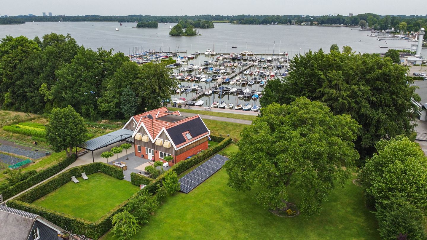 365 dagen per jaar op vakantie? Riant optrekje aan het Paterswoldsemeer te koop