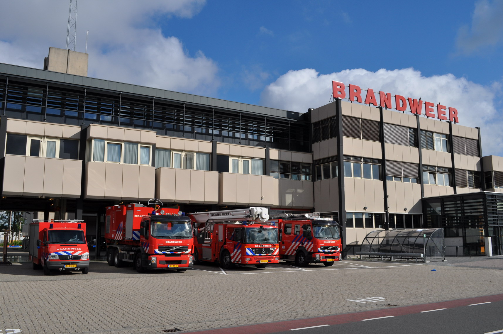 Paniek door paar schoenen langs waterkant