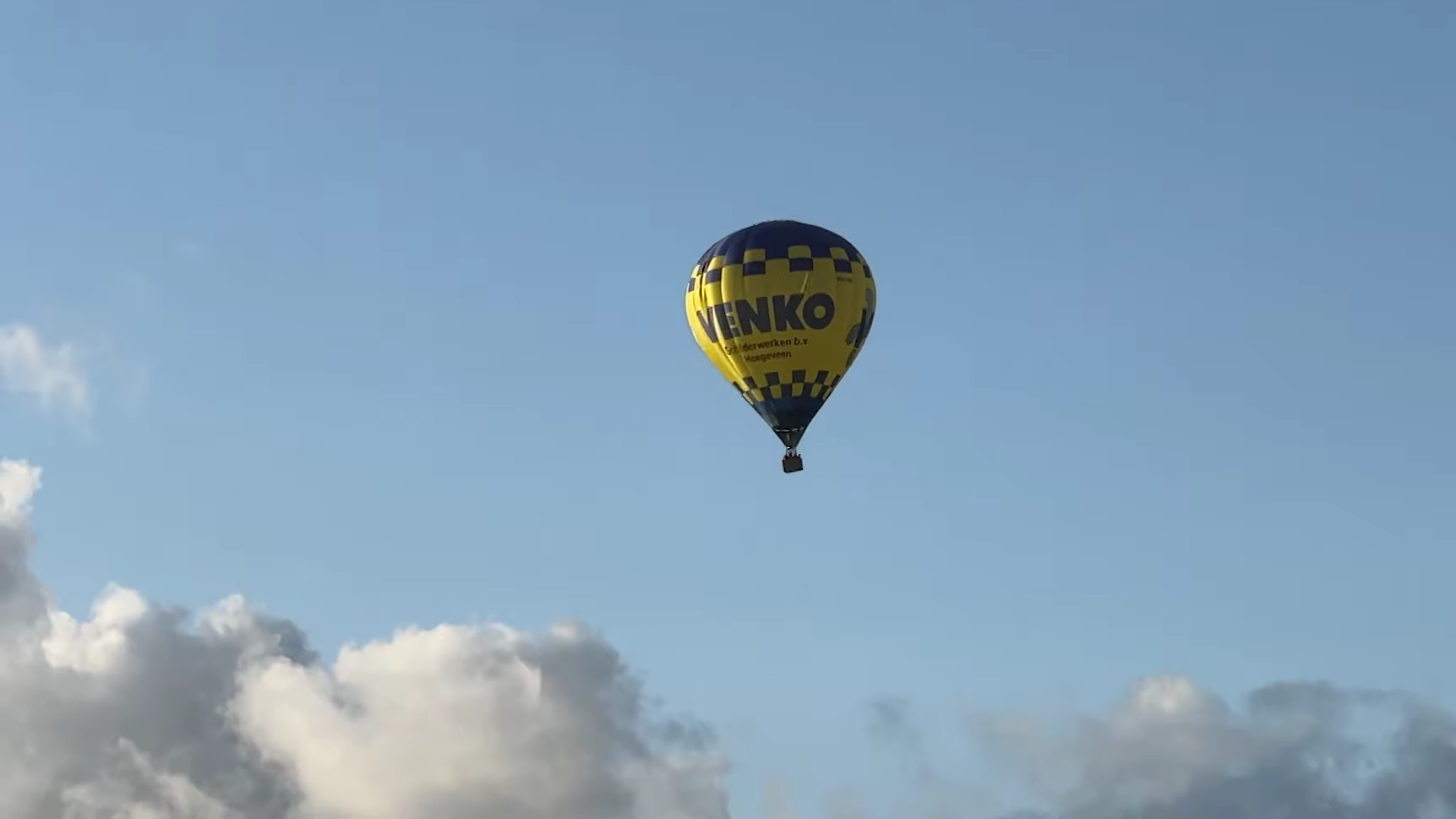 Luchtballon in de nesten boven Paterswoldsemeer