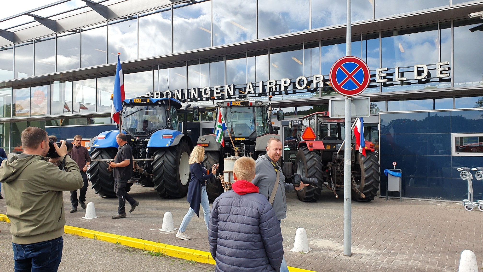 Boeren voeren actie bij Groningen Airport Eelde