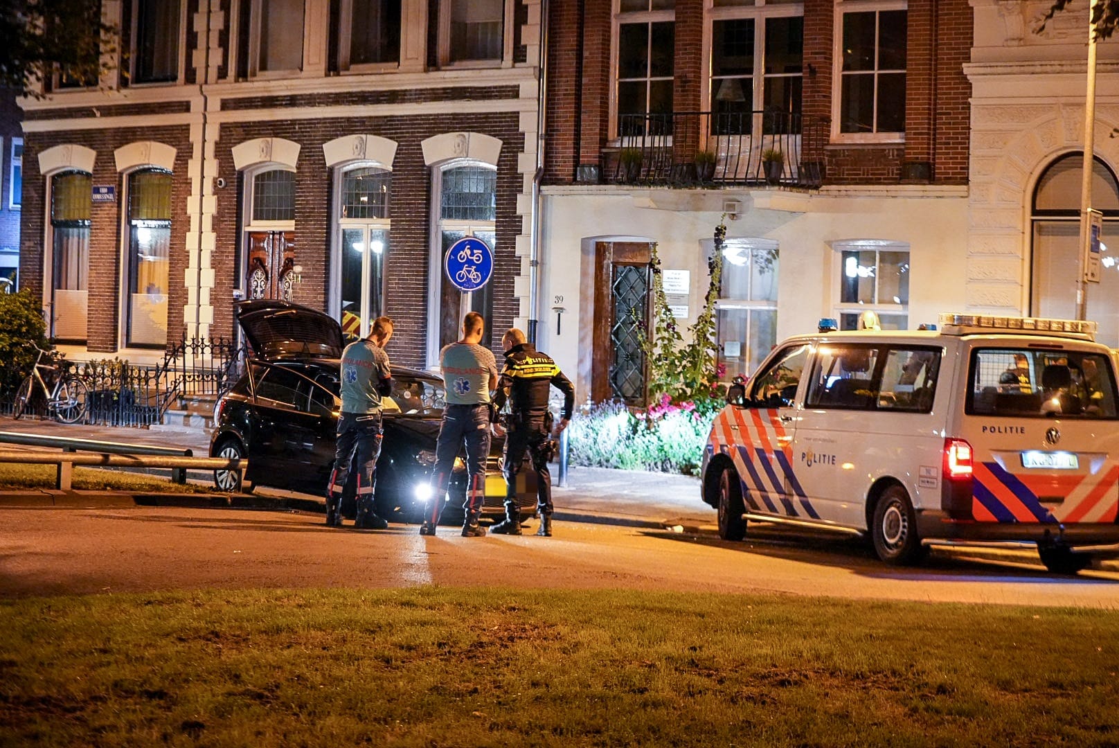 Auto crasht na politie-achtervolging Ubbo Emmiussingel