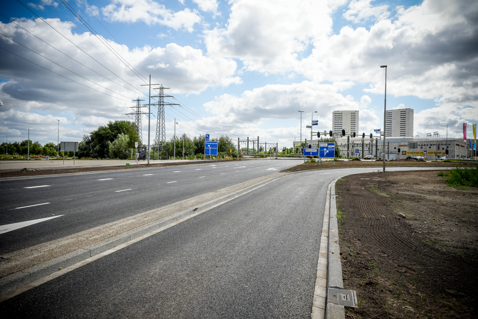 In de buurt van het voetbalstadion van FC Groningen hebben we gewerkt aan de Herningweg. Via deze weg rijd je vanaf de Bornholmstraat naar de Europaweg. In november komt ook de nieuwe afrit om de skivijver heen hierop uit. Foto: Raymond Bos