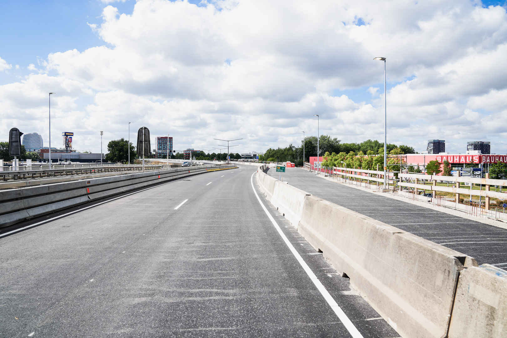 Ook de afrit vanaf de A28 naar de Brailleweg is vernieuwd. Deze heeft nu zijn definitieve inrichting gekregen. De afrit loopt over de nieuwe fietsvallei heen. (24 augustus) Foto: Raymond Bos