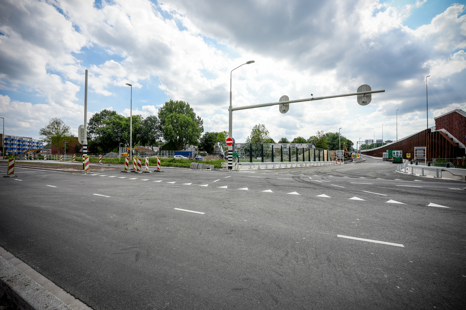 Ook de afrit vanaf de A28 naar de Brailleweg is vernieuwd. Deze heeft nu zijn definitieve inrichting gekregen. De afrit loopt over de nieuwe fietsvallei heen. (24 augustus) Foto: Raymond Bos