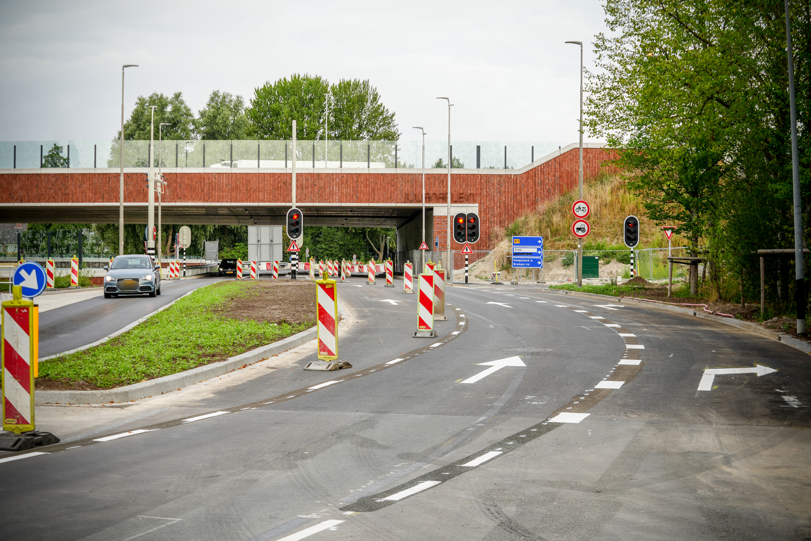 De nieuwe oprit is duidelijk aangegeven voor verkeer komende vanaf de Vondellaan. (29 augustus) Foto: Raymond Bos