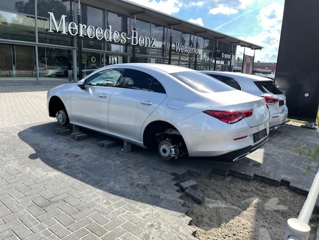 Tientallen dure velgen gestolen bij Mercedesdealer in Groningen