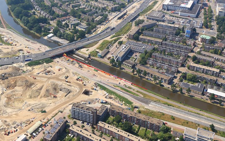 Op de plek van de rode lijn gaan we damwanden intrillen om de kade te verstevigen. Foto: Rijkswaterstaat.