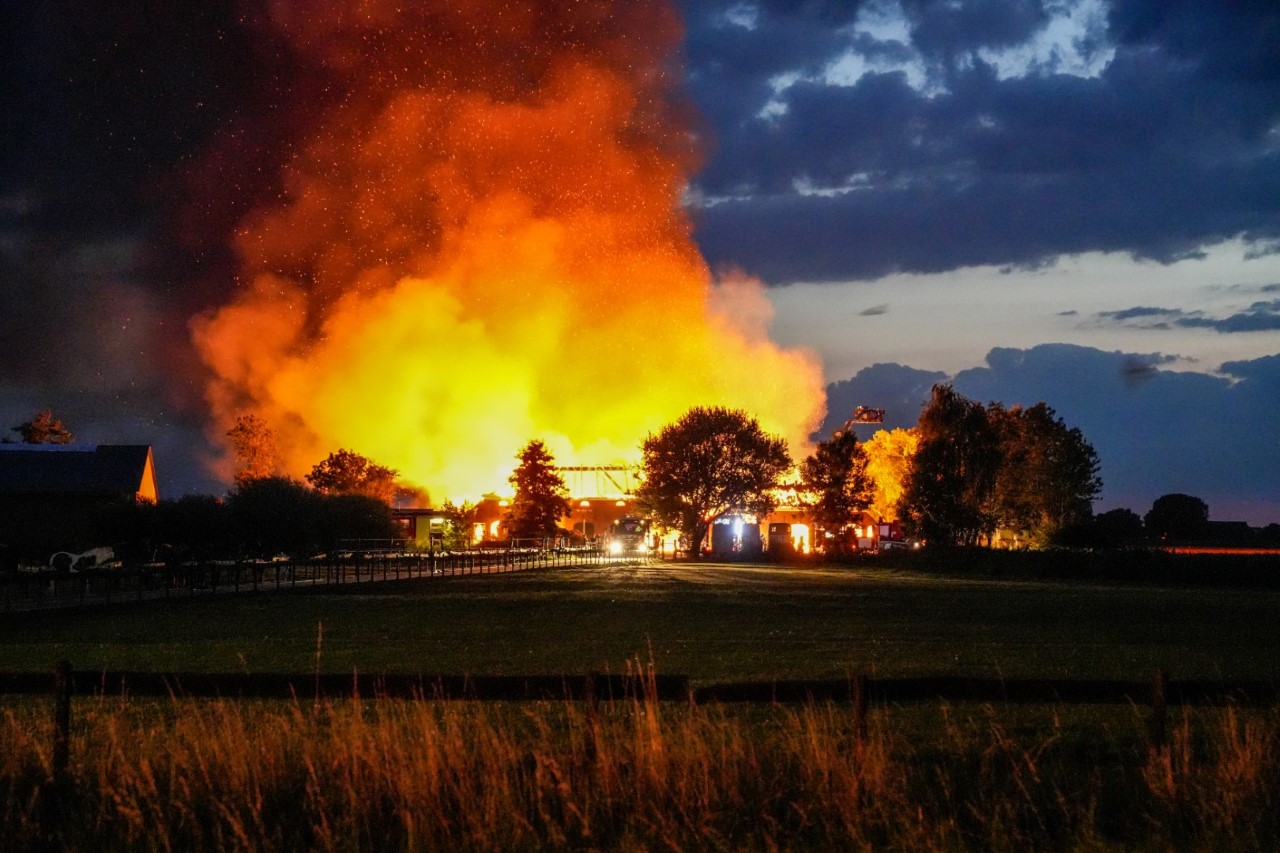 Woning en schuur verwoest door brand in Zijldijk