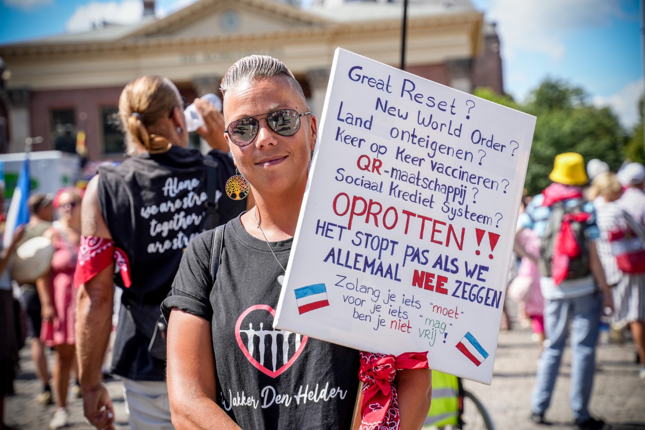 Honderden mensen demonstreren tegen regering op Vismarkt