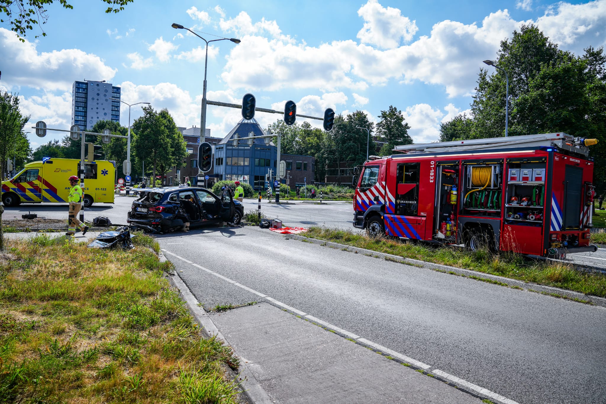 Frontale botsing tussen bus en auto bij Paterswoldseweg in Groningen
