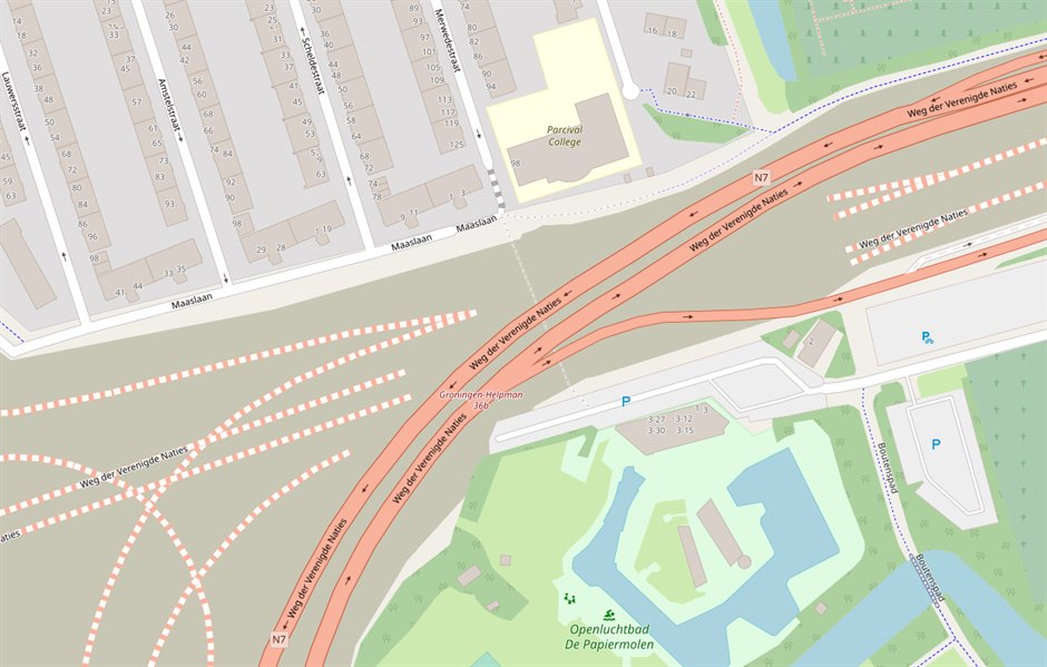 De locatie van de Papiermolentunnel. Aan de noordzijde van de ringweg de Rivierenbuurt, aan de zuidzijde openluchtzwembad De Papiermolen. De nieuwe tunnel komt, net als de oude tunnel, in het verlengde van de Merwedestraat.